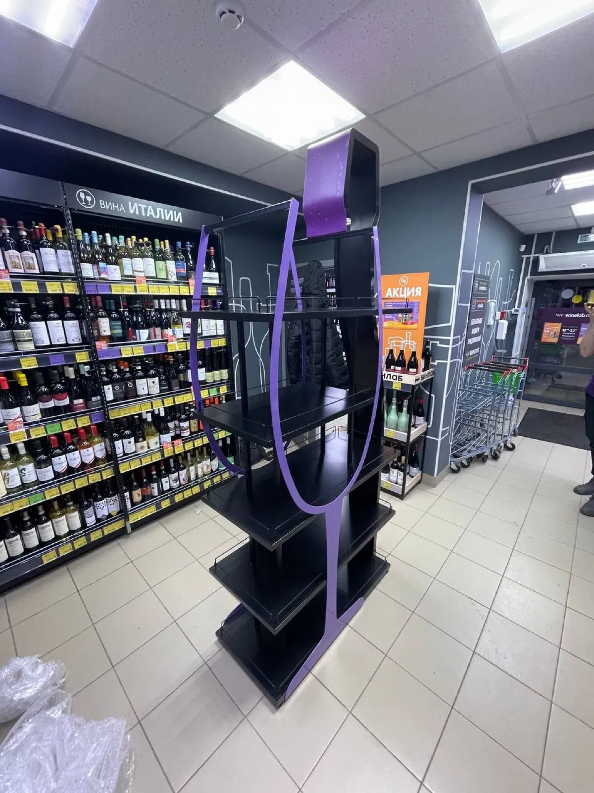 Промостойка, установленная в винном магазине