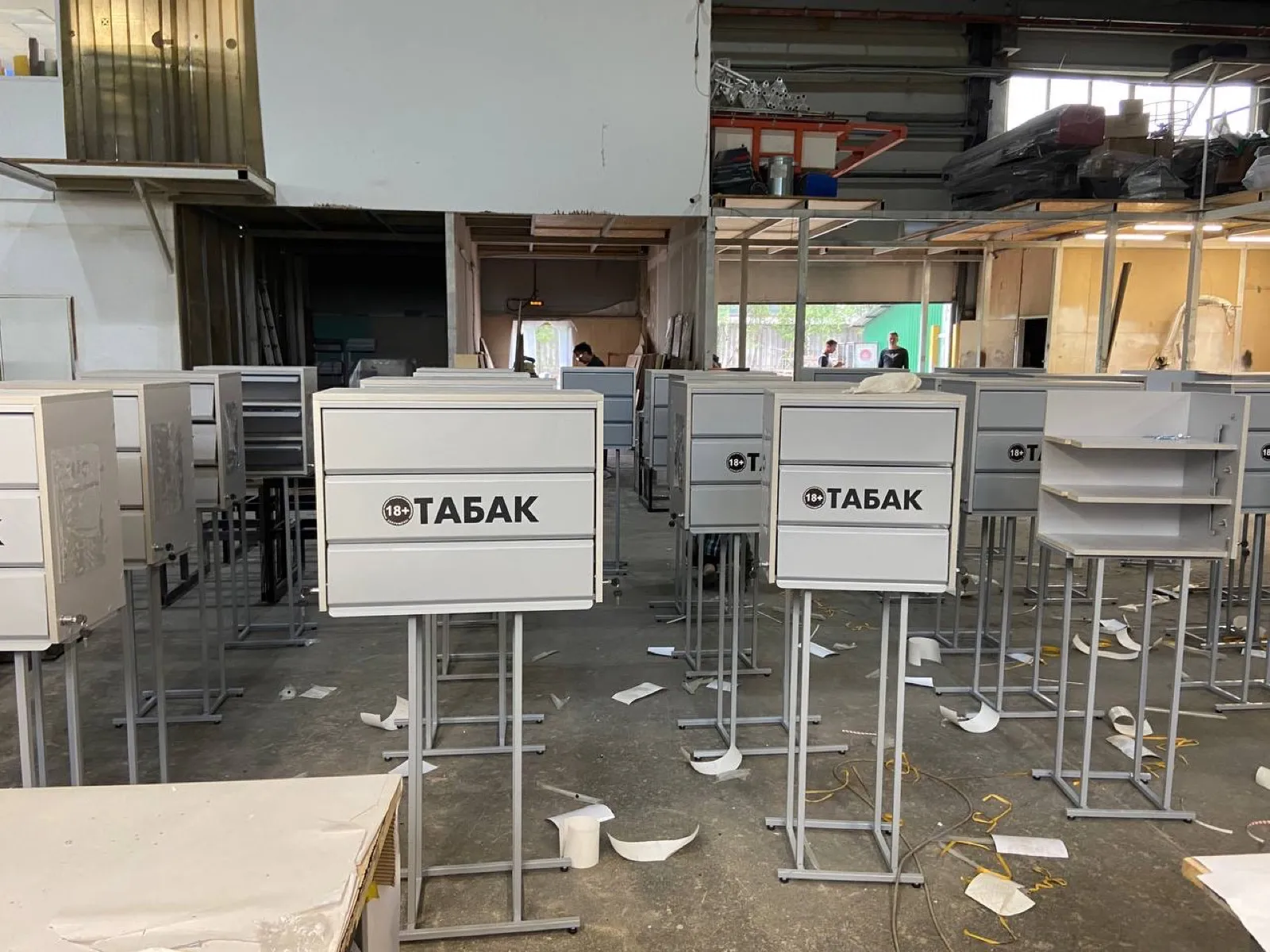 Серия сигаретных шкафов на производстве